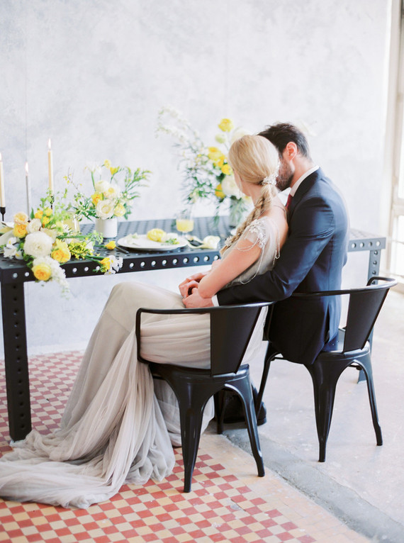 Modern summer wedding inspiration in yellow tones