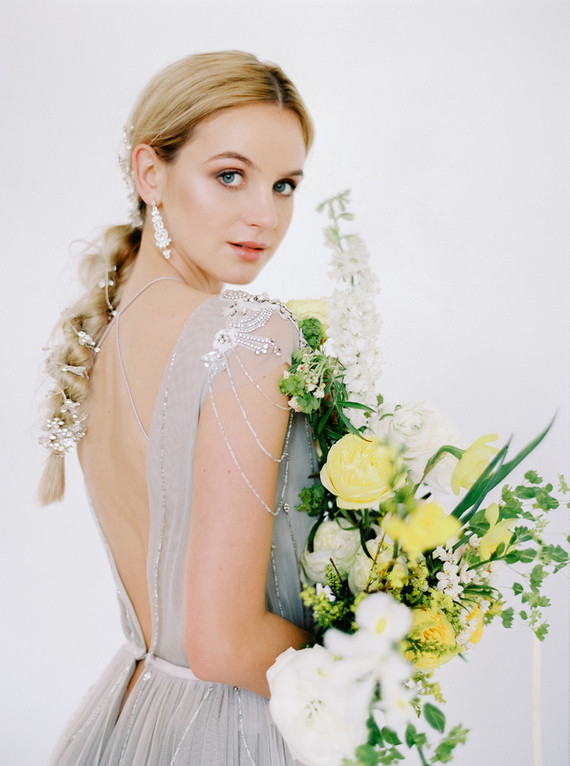 Modern summer wedding inspiration in yellow tones