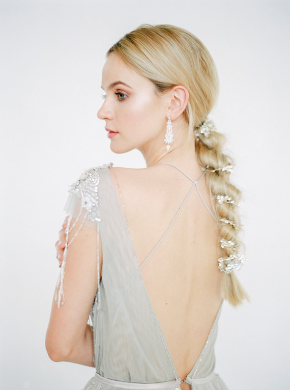 Modern summer wedding inspiration in yellow tones