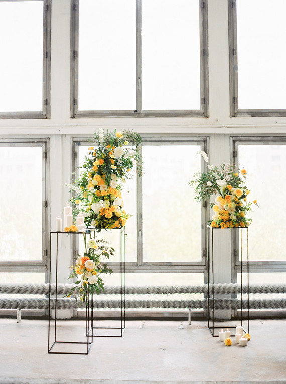 Modern summer wedding inspiration in yellow tones