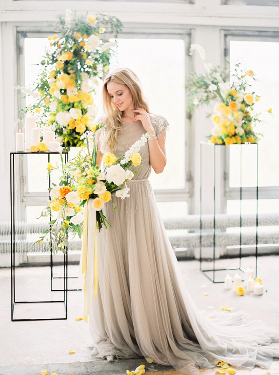 Modern summer wedding inspiration in yellow tones
