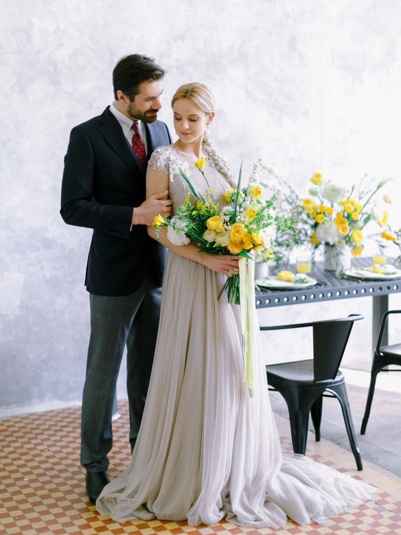 Modern summer wedding inspiration in yellow tones