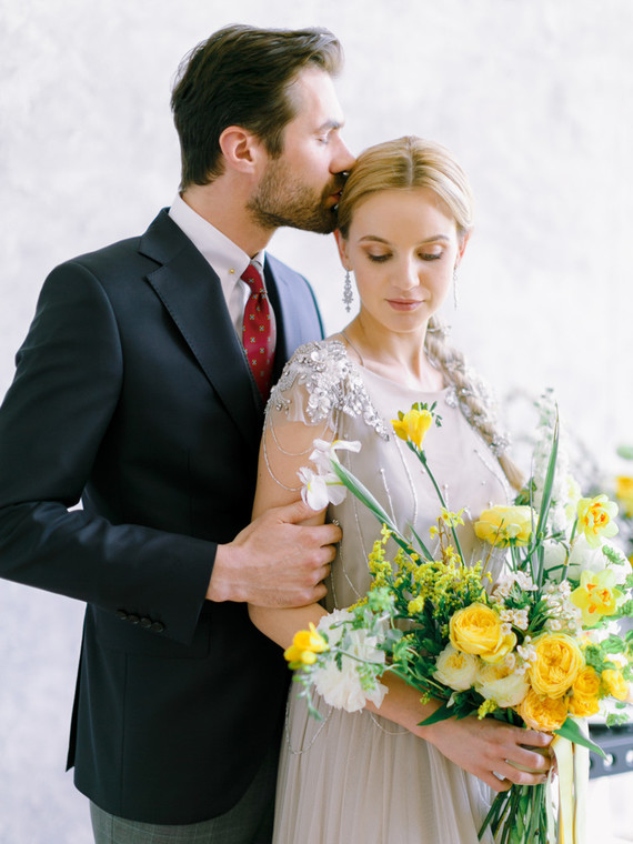 Modern summer wedding inspiration in yellow tones