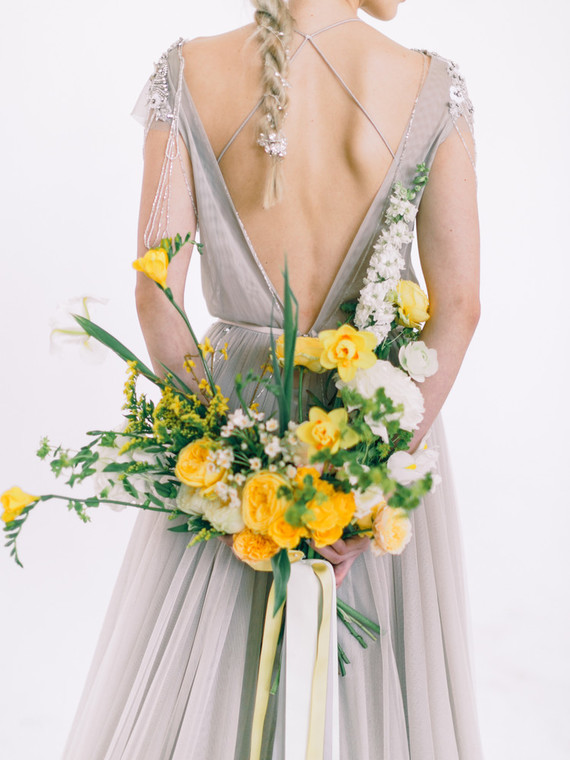 Modern summer wedding inspiration in yellow tones