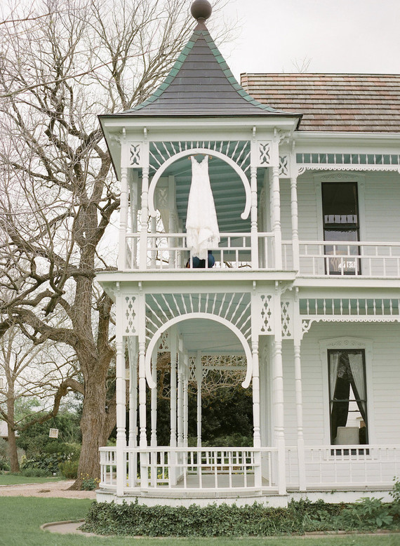 Colorful spring Texas wedding with Mexican details