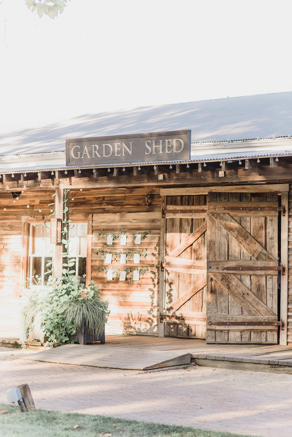 Rustic modern Jewish wedding at Terrain Inspiration