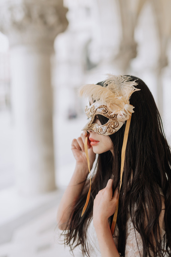 Travelogue engagement photos in the great cities of Europe