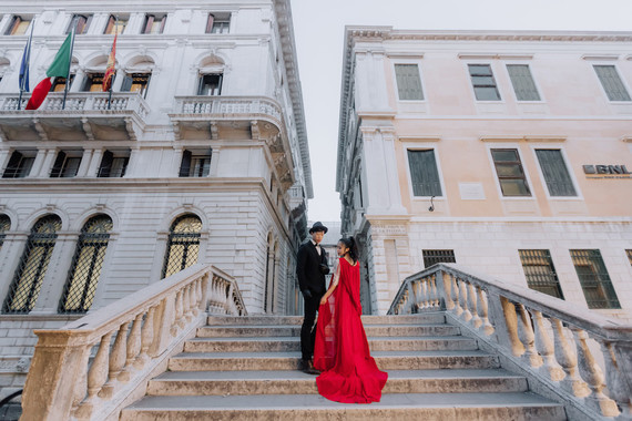 Travelogue engagement photos in the great cities of Europe