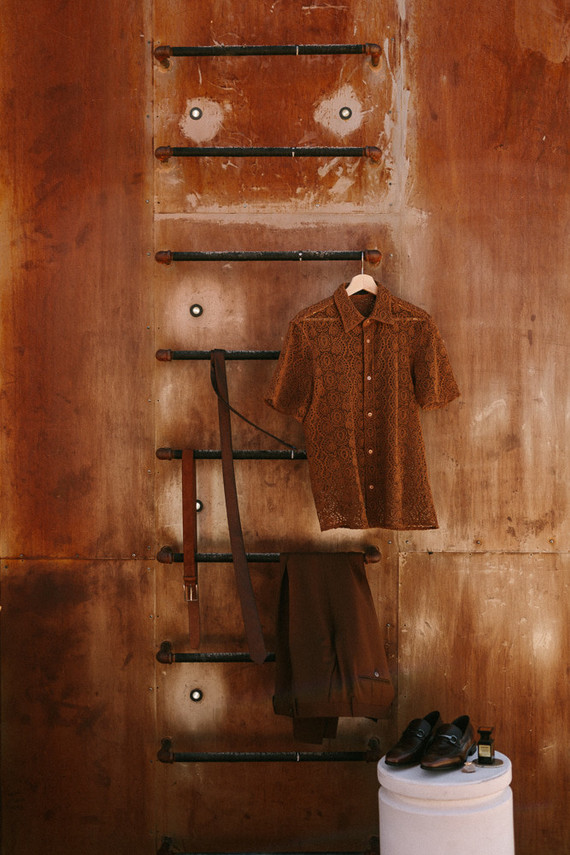 Modern minimalist earth tone wedding in the desert