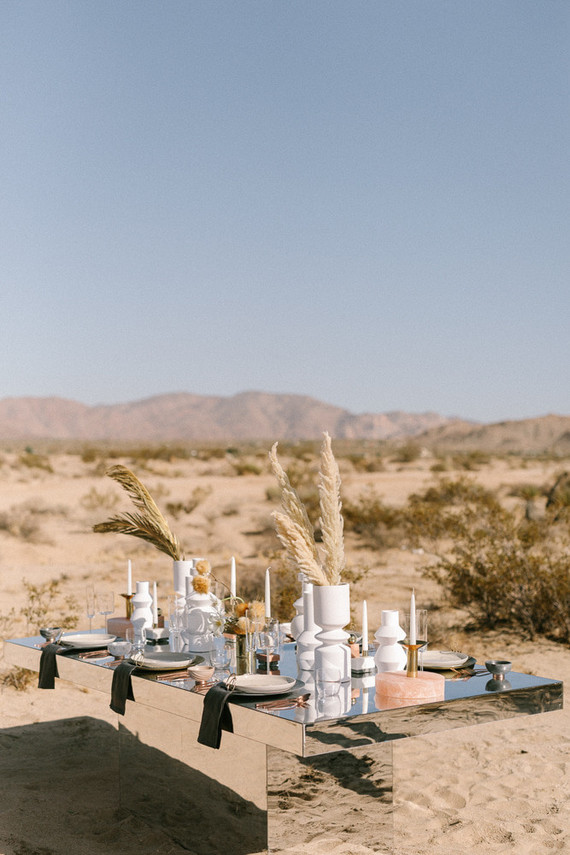 Modern minimalist earth tone wedding in the desert