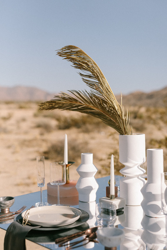 Modern minimalist earth tone wedding in the desert