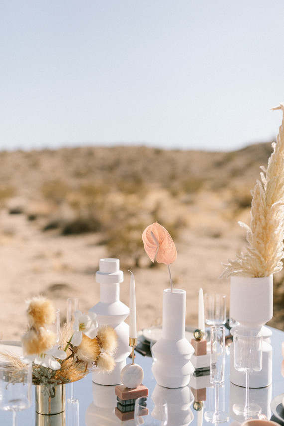 Modern minimalist earth tone wedding in the desert
