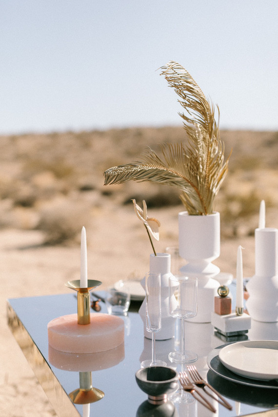 Modern minimalist earth tone wedding in the desert