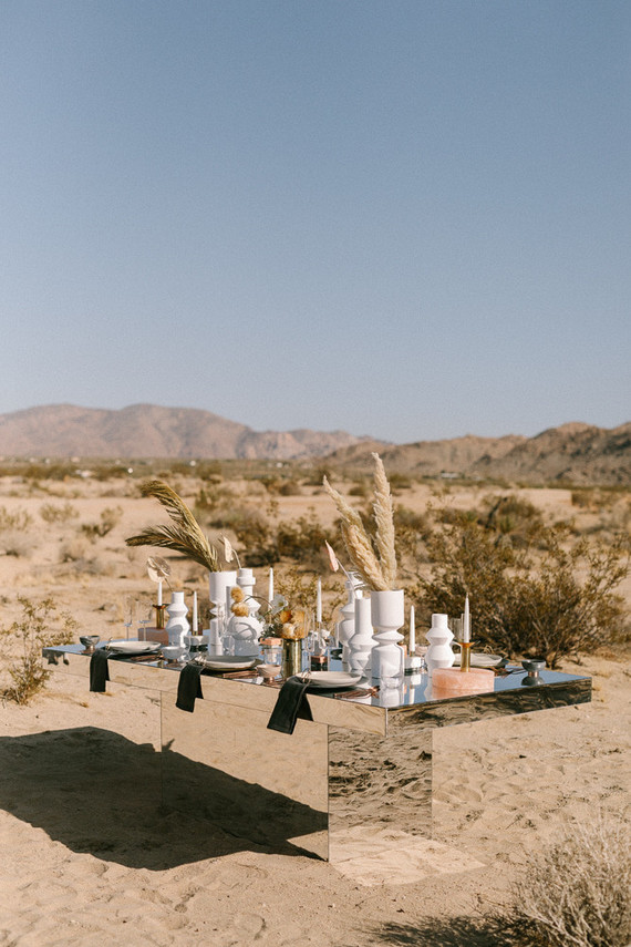 Modern minimalist earth tone wedding in the desert