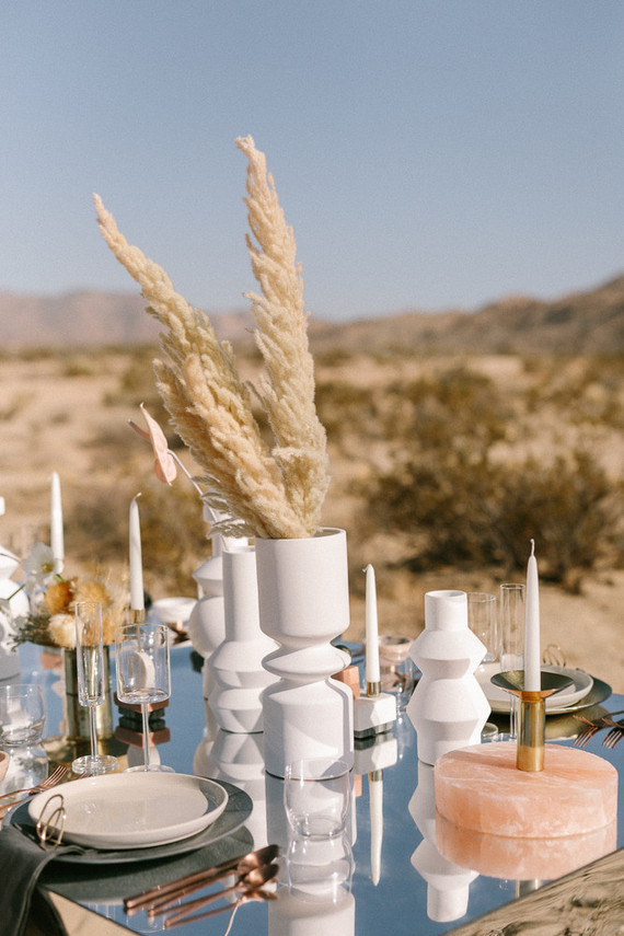 Modern minimalist earth tone wedding in the desert