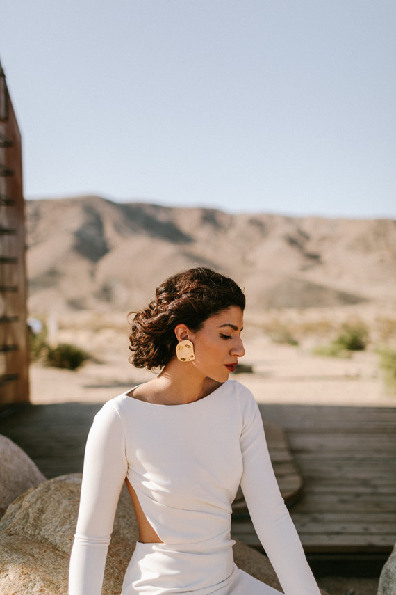 Modern minimalist earth tone wedding in the desert