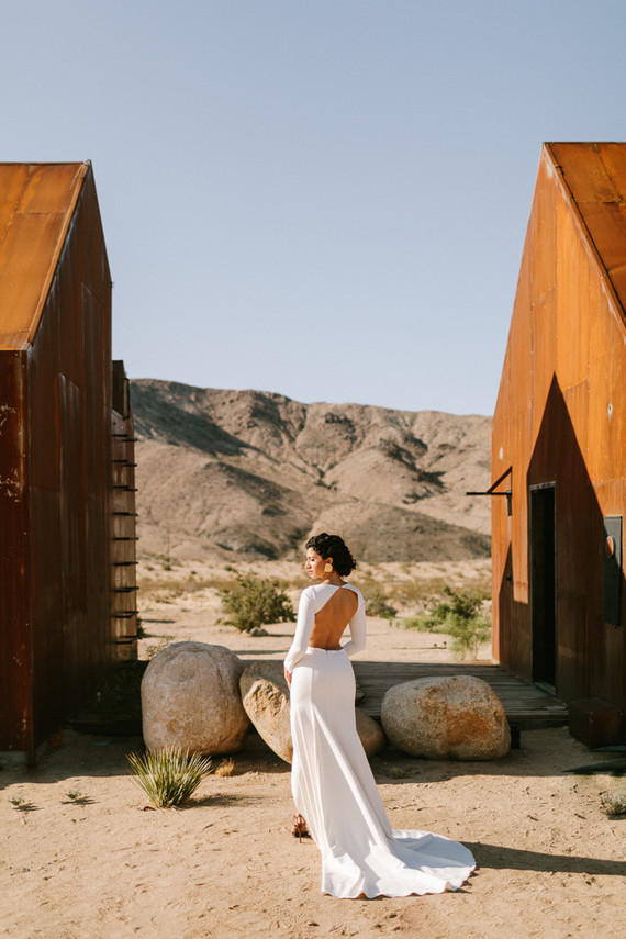 Modern minimalist earth tone wedding in the desert