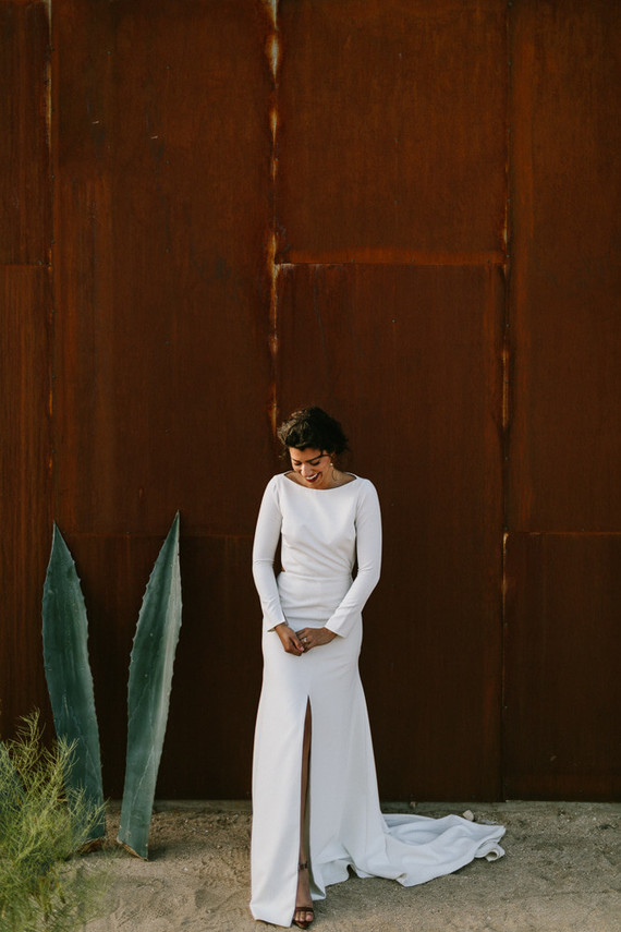 Modern minimalist earth tone wedding in the desert
