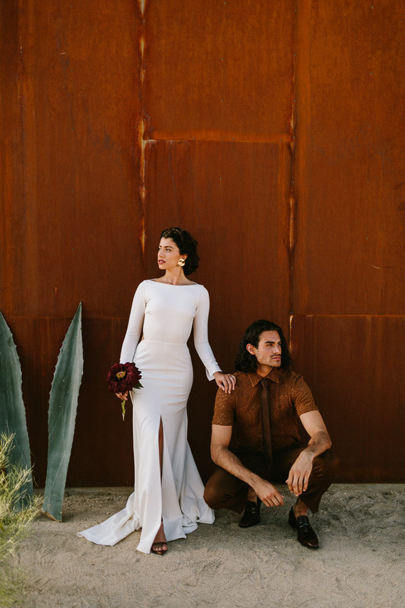 Modern minimalist earth tone wedding in the desert