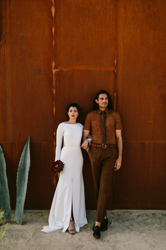Modern minimalist earth tone wedding in the desert