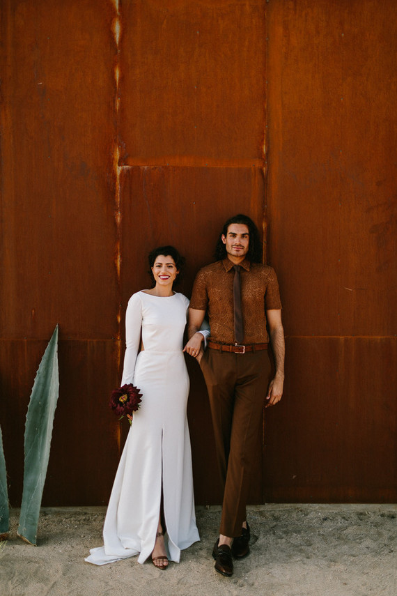 Modern minimalist earth tone wedding in the desert