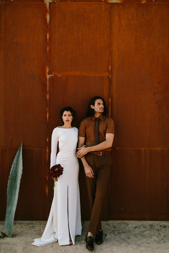 Modern minimalist earth tone wedding in the desert