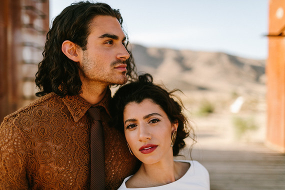 Modern minimalist earth tone wedding in the desert