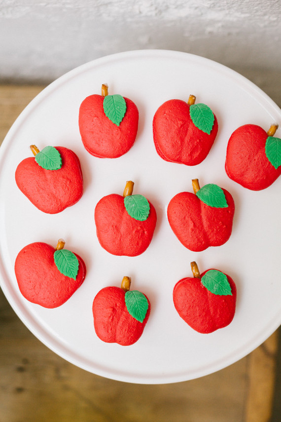 Modern back-to-school party from Beijos Events