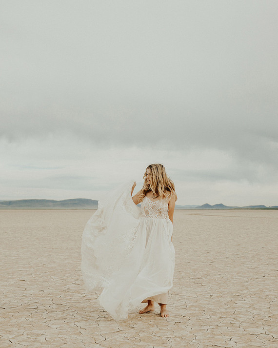 Lunar picnic elopement in the Alvord Desert Inspiration