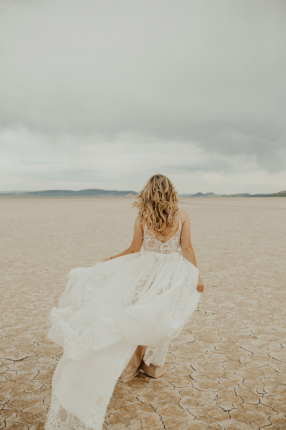 Lunar picnic elopement in the Alvord Desert Inspiration