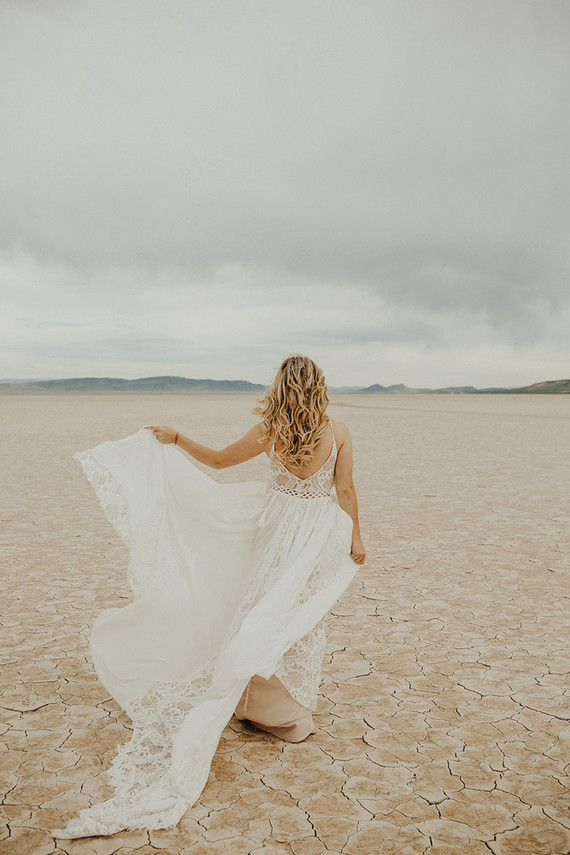 Lunar picnic elopement in the Alvord Desert Inspiration