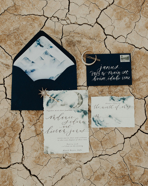 Lunar picnic elopement in the Alvord Desert Inspiration