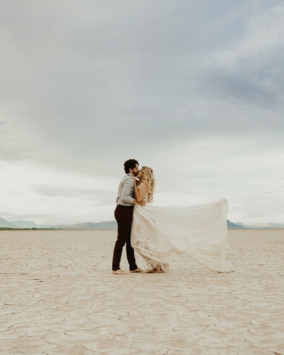 Lunar picnic elopement in the Alvord Desert Inspiration