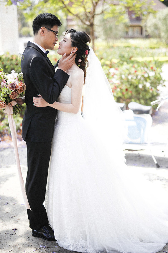 Emerald and pink travel inspired wedding at the USC University Club