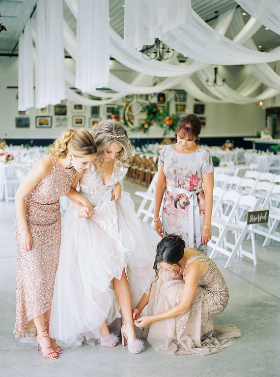 Amazing winter wedding fashion and bridal party style Inspiration