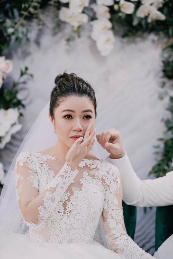 A moody dream garden wedding for a fashion forward couple at Palacio Villahermosa in Spain