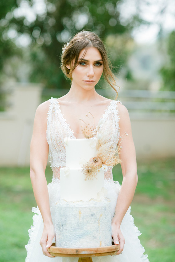 boho wedding cake with dried flower decor