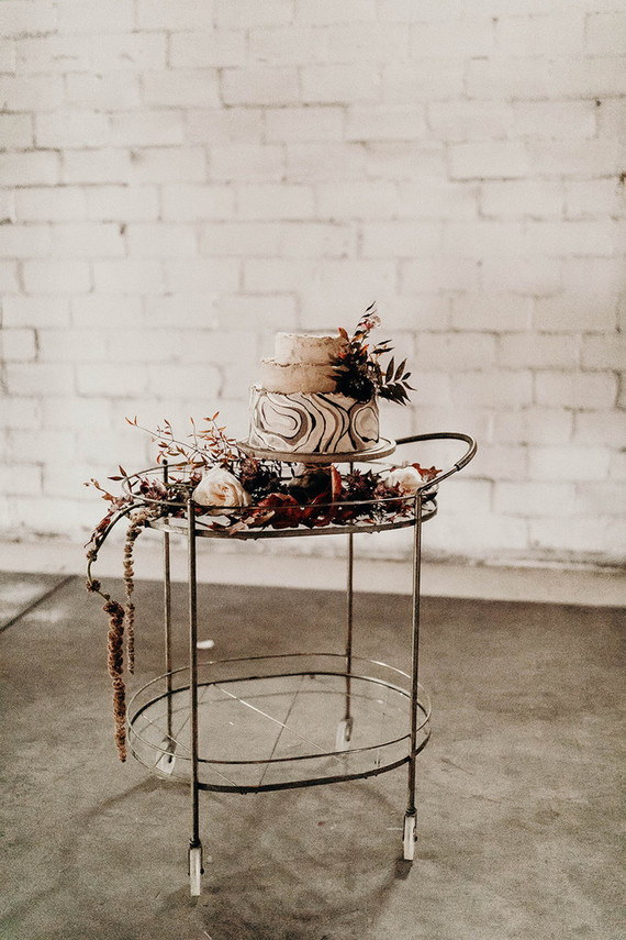 how to plan a minimalist fall elopement with modern rustic details