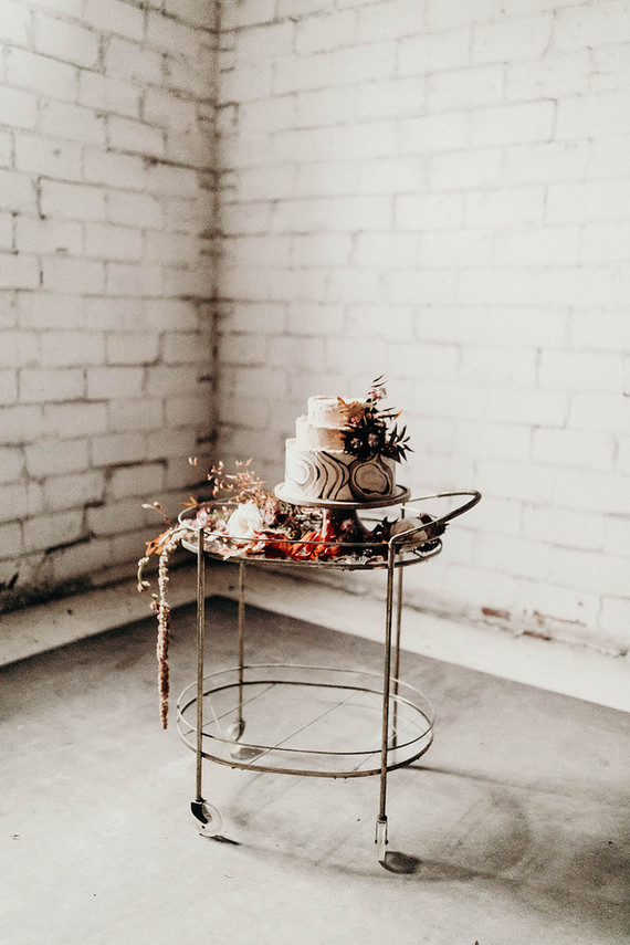 how to plan a minimalist fall elopement with modern rustic details