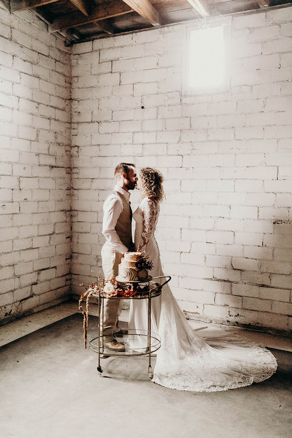 how to plan a minimalist fall elopement with modern rustic details