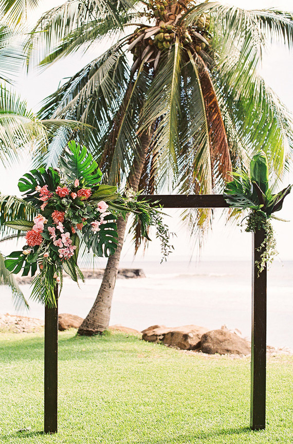 Tropical wedding in Maui at the Olowalu Plantation House