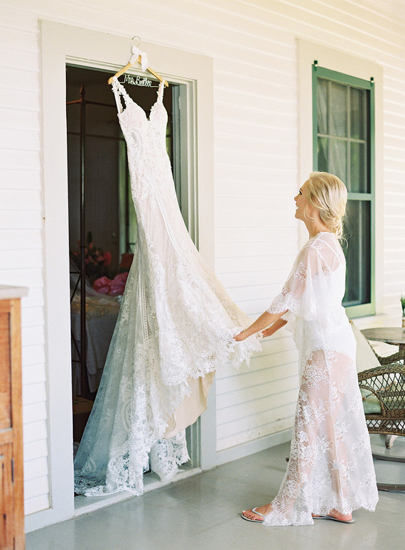 Tropical wedding in Maui at the Olowalu Plantation House