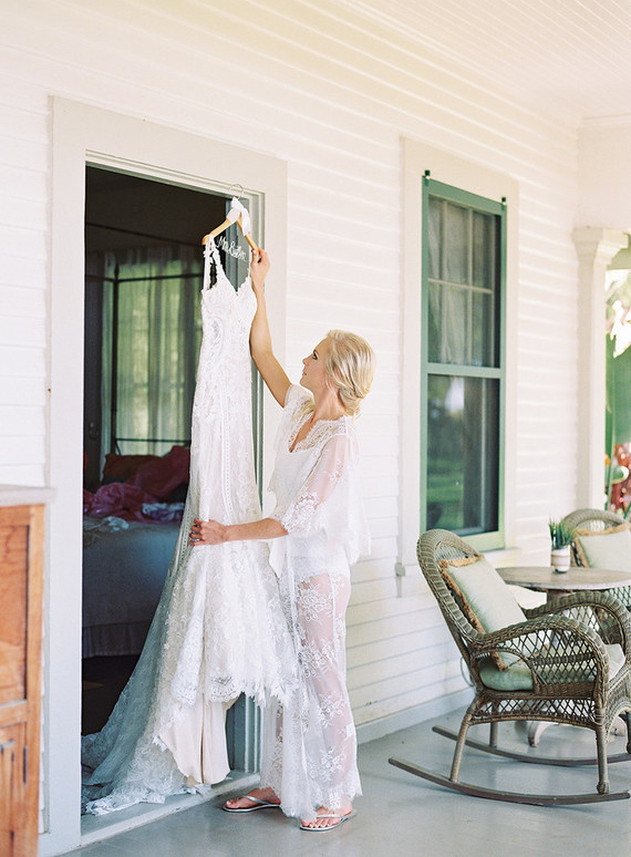 Tropical wedding in Maui at the Olowalu Plantation House