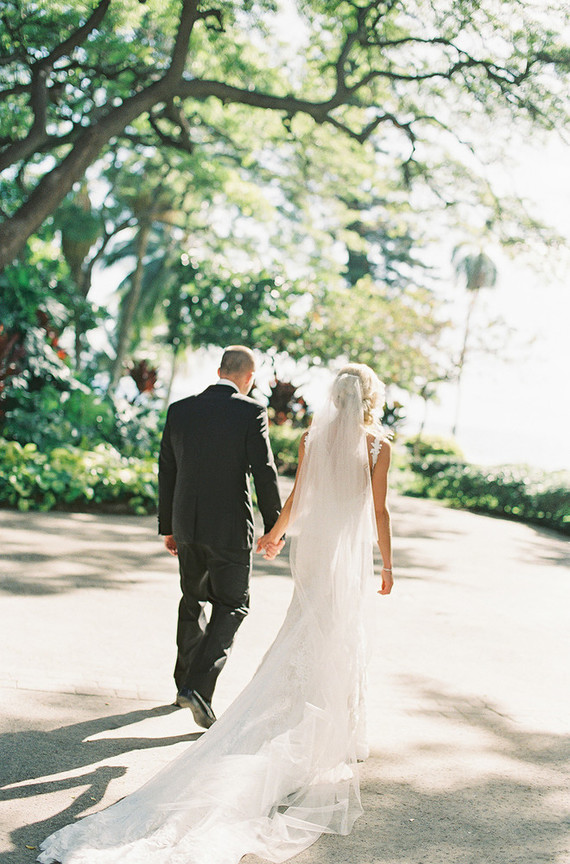Tropical wedding in Maui at the Olowalu Plantation House
