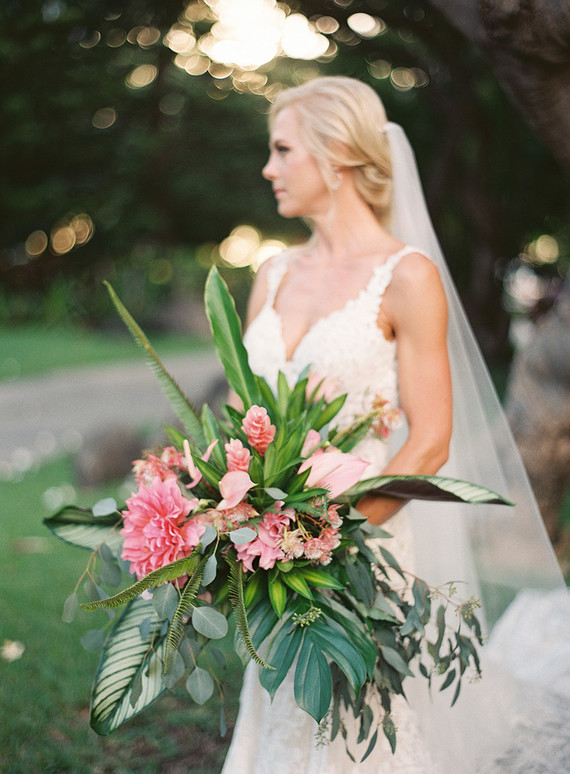 Tropical wedding in Maui at the Olowalu Plantation House