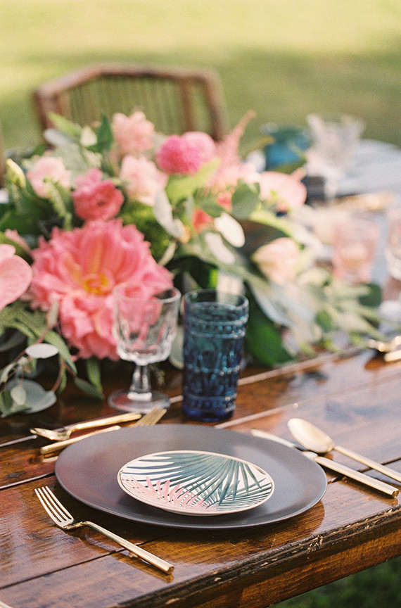 Tropical wedding in Maui at the Olowalu Plantation House