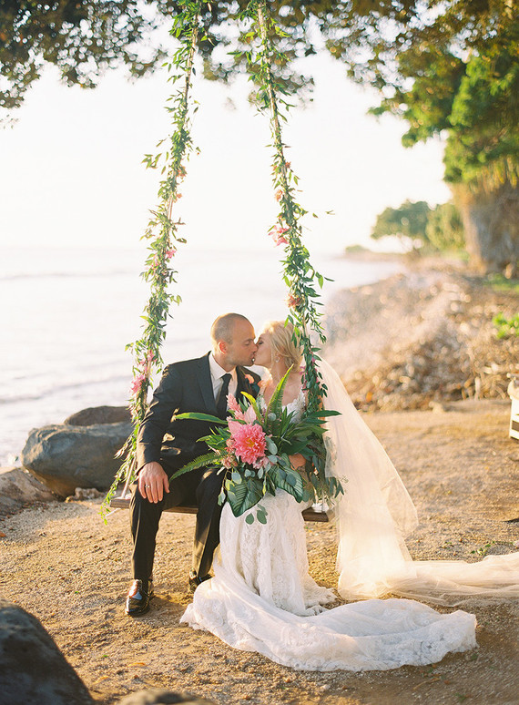 Tropical wedding in Maui at the Olowalu Plantation House
