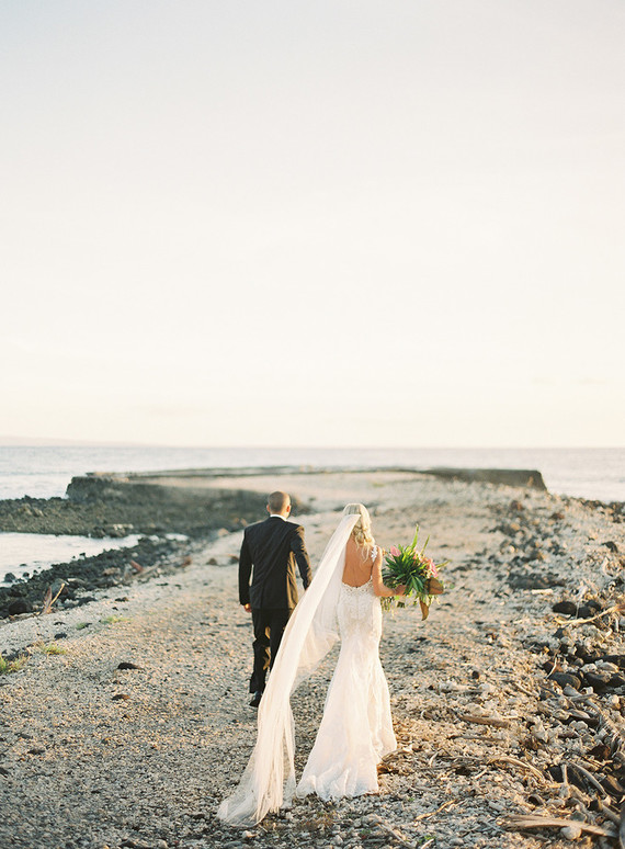 Tropical wedding in Maui at the Olowalu Plantation House