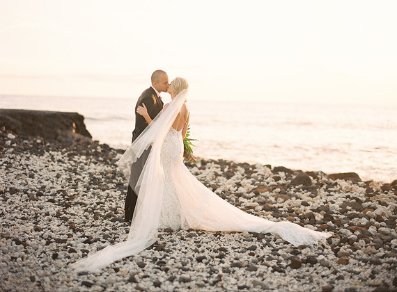 Tropical wedding in Maui at the Olowalu Plantation House