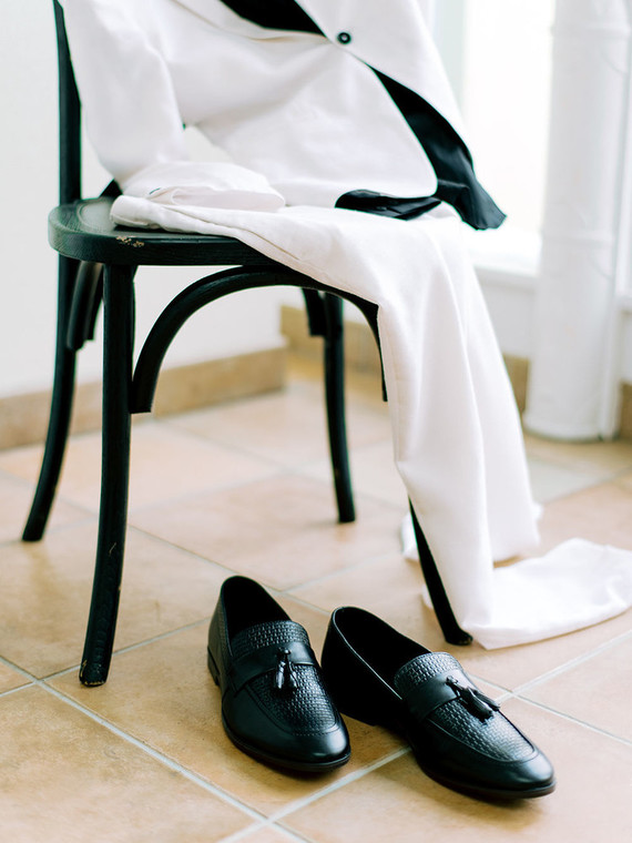 Black and white wedding ideas inspired by Greek Mythology